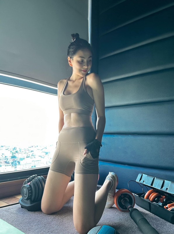 Mới đây, nữ MC VTV đăng khoảnh khắc khoe dáng trong phòng tập gym tại tư gia cùng dòng cảm thán: Mặt dễ thương bao nhiêu thì người gân guốc, cơ bắp ngược lại bấy nhiêu. Nữ nhân không nên nhìn mặt... đoán tính cách.