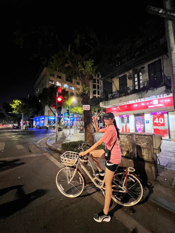Gần đây, MC của chương trình Việt Nam hôm nay thử sức với hoạt động đạp xe ngoài trời. Cô chia sẻ: Từ 10 km lên 12 km và giờ là 15 km, 3 tuần nay sau khi ăn tối xong khoảng 30 phút là lấy xe đạp ra phố. Khác cái nóng nực ban ngày, tối đến có chút gió rất thích hợp để lang thang qua Hồ Gươm rồi Hồ Tây, thêm vài vòng phố cổ, mới đạp được mấy hôm mà cũng thuộc gần hết nắp cống, ổ gà, ổ vịt trên đường rồi đấy... Nhưng thích nhất chắc là sau khi đạp lên mấy con dốc rồi được thả nhẹ chân đạp để lao xuống, cảm giác nhẹ tênh mê gì đâu.