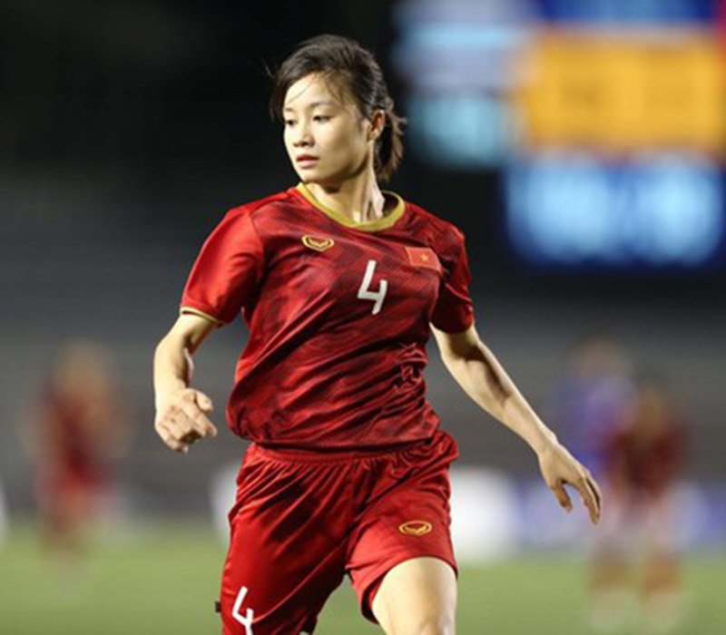 Ở độ tuổi 28 tuổi, Hoàng Thị Loan được xem là bóng hồng đình đám của đội tuyển nữ Việt Nam và giới bóng đá. Với nhan sắc long lanh cùng khả năng đi bóng ấn tượng này, cô được cho là không hề kém cạnh các đối thủ. 
