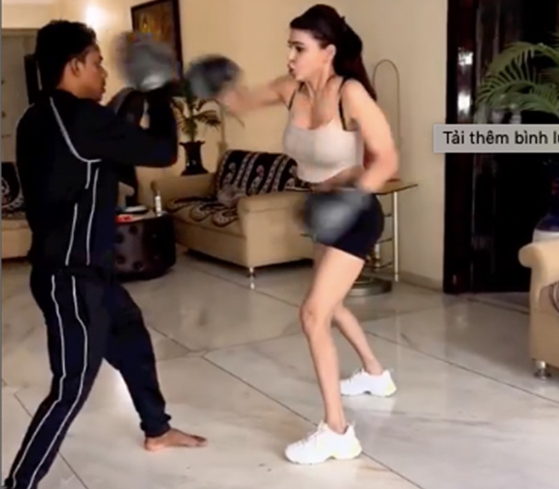 Cô còn cật lực thuê hẳn HLV boxing kèm 1:1 về căn hộ của mình để training.
