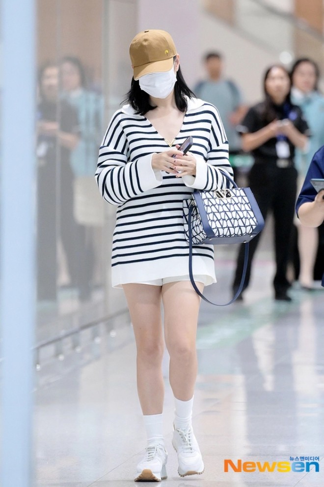 Son Ye Jin vẫn sở hữu đôi chân thon thẳng dài sau khi sinh con.