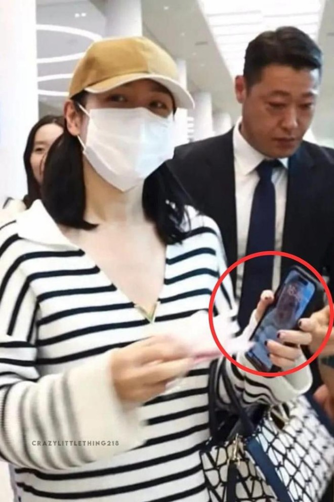 Son Ye Jin để hình nền điện thoại là con trai.