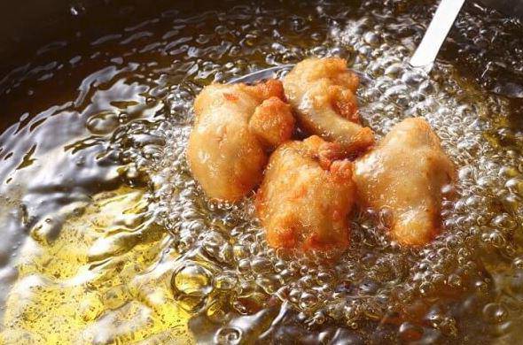 Gà rán trên chảo dầu đã đun sôi