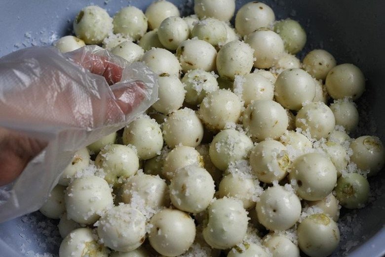 3 cách muối cà trắng giòn, thơm ngon mà không bị thâm đen khiến con thích, chồng khen hay - 15