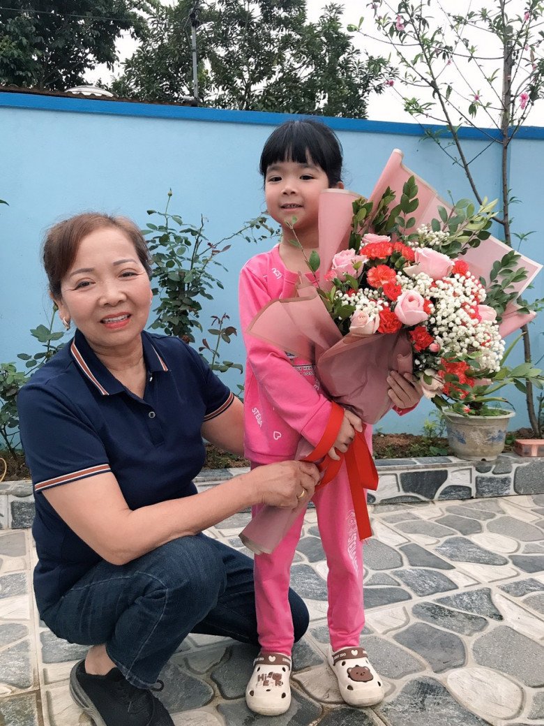 Ngoài chồng chăm ở cữ, mẹ chồng tuy bận rộn bán hàng nhưng vẫn hỗ trợ con dâu về tài chính. (Ảnh: NVCC)