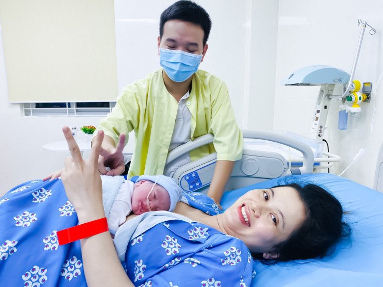Vợ chồng chị Nhung bên con đầu lòng. (Ảnh: NVCC)