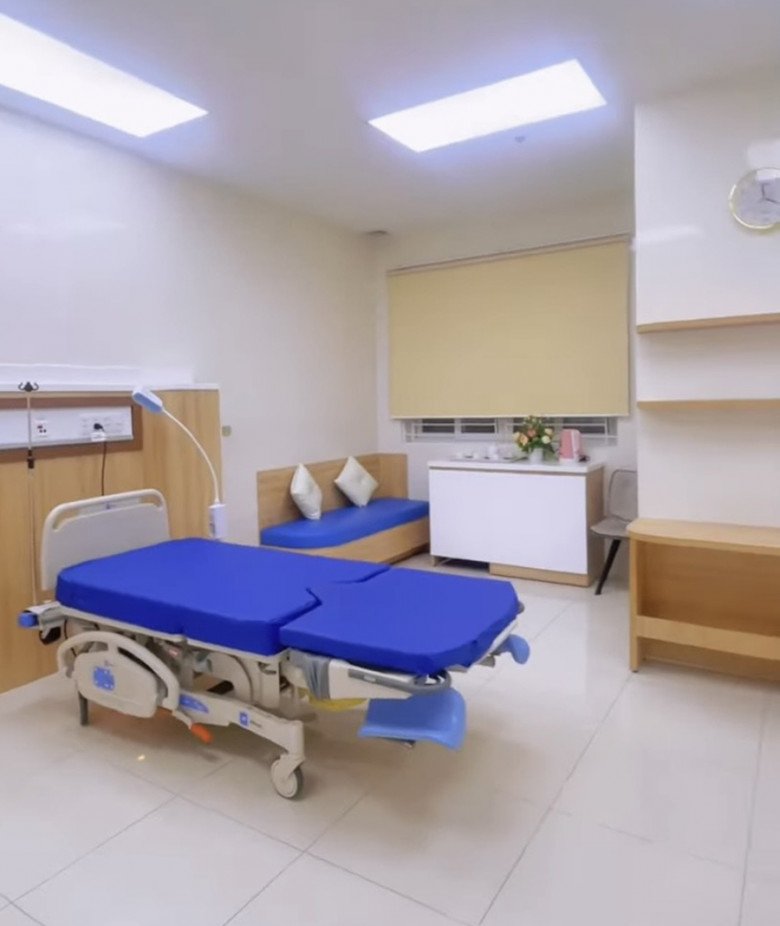 Phòng chờ sinh và phòng sinh kín đáo riêng tư cho mỗi gia đình, có một giường bệnh hiện đại cho sản phụ và một giường cho người nhà, tủ để đồ cá nhân, cây nước nóng lạnh, hai nhà vệ sinh. (Ảnh: NVCC)