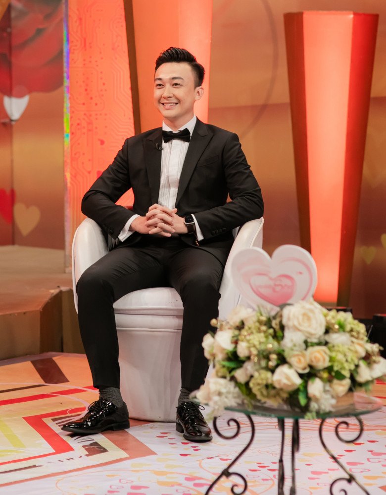 Về phía Tô Ny, anh đặc biệt ấn tượng khi lần đầu gặp Hoa hậu Ngân Anh ngoài đời bởi cách ăn mặc kín đáo và có giọng nói hay, thiện cảm.