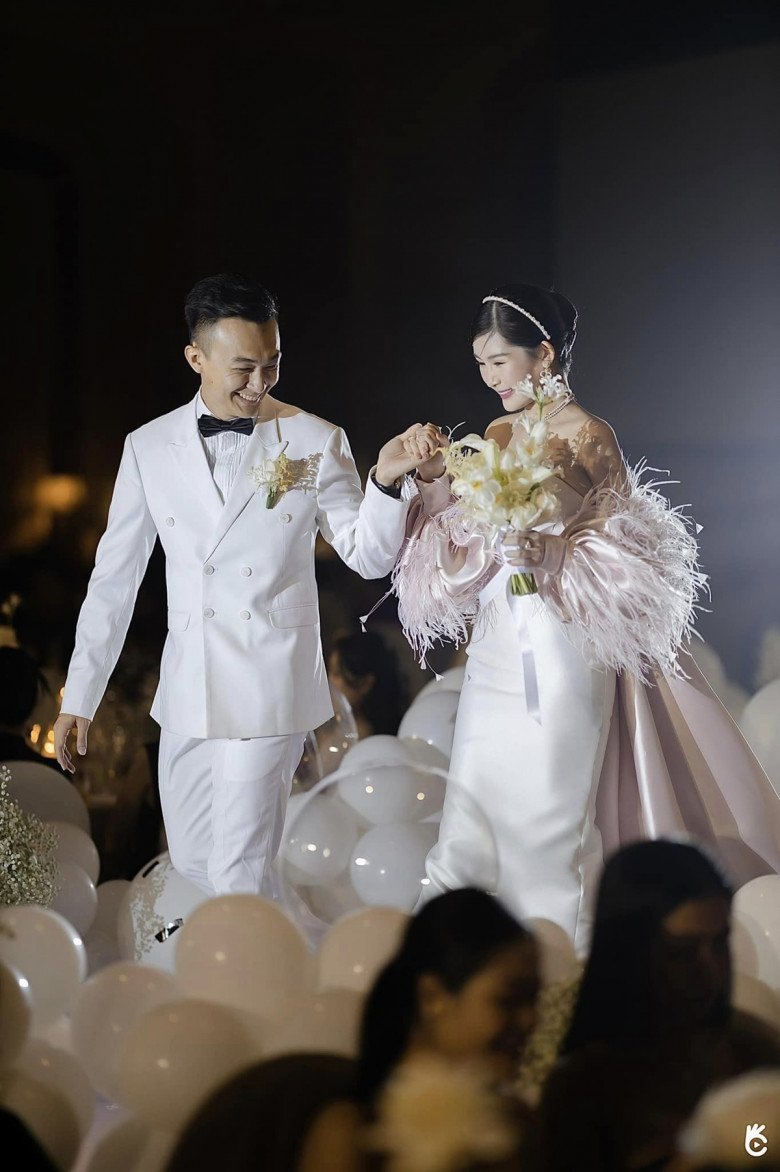 Cuối cùng, sau nhiều lần hợp tan định mệnh một lần nữa lại kéo 2 người về với nhau, và một lễ cưới như mơ chính là cái kết viên mãn dành cho cặp đôi đẹp của showbiz Việt.