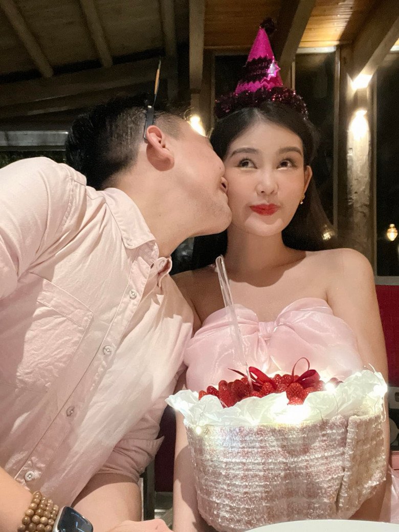 Sau khi lập gia đình, Hoa hậu Lê Âu Ngân Anh thoải mái hơn trong việc chia sẻ cuộc sống cá nhân cũng như thường xuyên cập nhật khoảnh khắc hạnh phúc của gia đình và nhận được nhiều sự ngưỡng mộ từ khán giả.