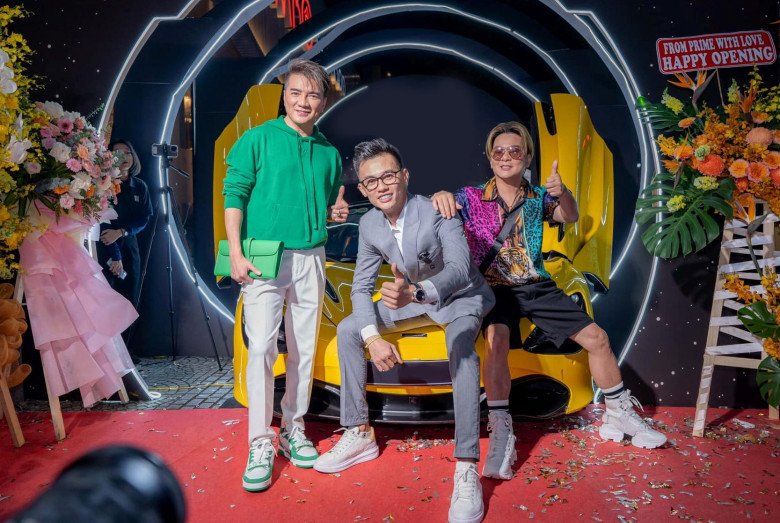 Phan Công Khanh còn có mối quan hệ đặc biệt thân thiết với showbiz Việt.