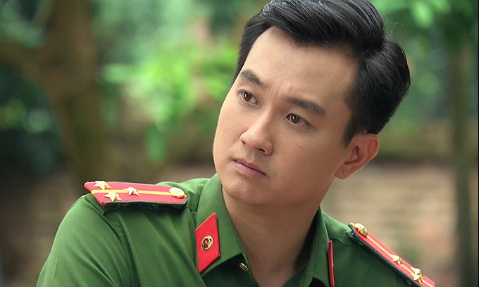 Diễn viên Anh Tuấn là gương mặt quen thuộc, từng góp mặt trong nhiều dự án phim như Những nụ hôn rực rỡ, Cả một đời ân oán, Gạo nếp gạo tẻ. Vai Nam trong phim Phố trong làng giúp tên tuổi của diễn viên sinh năm 1990 được chú ý nhiều hơn.