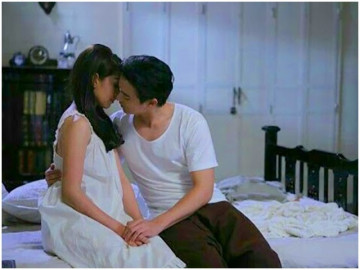 Đờ đẫn nhận hoa cưới từ chú rể ngồi xe lăn, đêm tân hôn lóa mắt vì chồng vác cả vali vàng để trước mặt