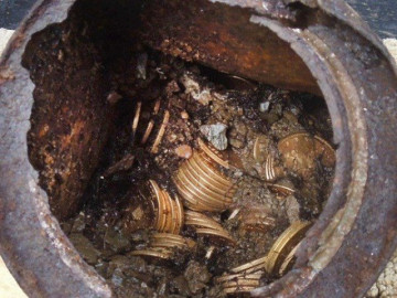 Dắt chó đi dạo, cặp vợ chồng vô tình nhặt được kho báu khổng lồ
