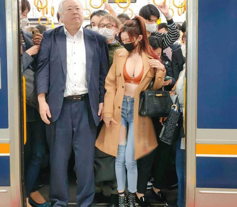 Mới đây, MXH châu Á không khỏi xôn xao trước hình ảnh của một cô gái đi tàu điện ngầm nhưng ăn mặc vô cùng táo bạo. Được biết, trên tàu điện thời điểm đó rất đông đúc. Việc một cô gái ăn mặc gợi cảm nhanh chóng trở thành tâm điểm thu hút sự chú ý.
