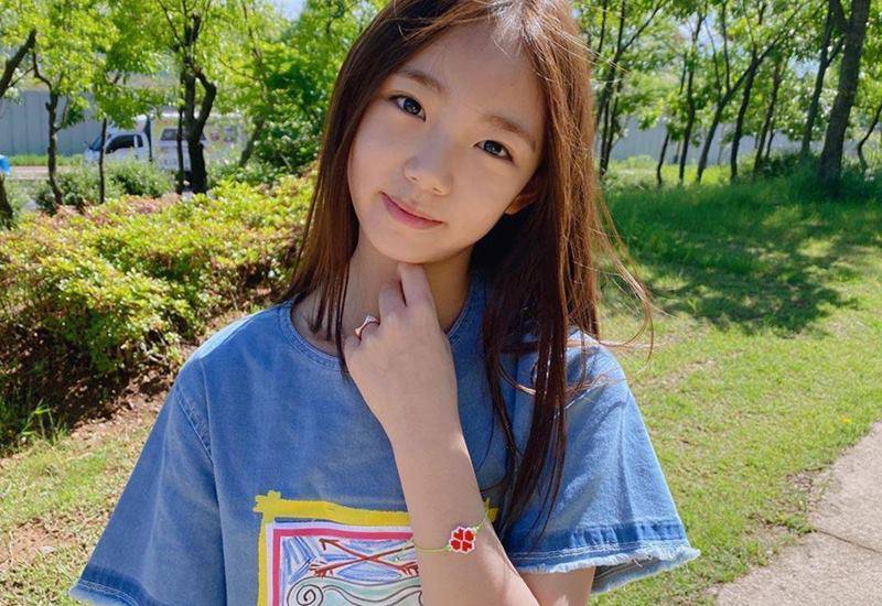 Ngoài ra, mẹ Eun Chae vốn là 1 beauty blogger, vì vậy từ khi 4 tuổi, cô bé đã biết chăm sóc da; 6 tuổi học makeup, mặc quần áo đẹp chụp ảnh đăng trên mạng xã hội.
