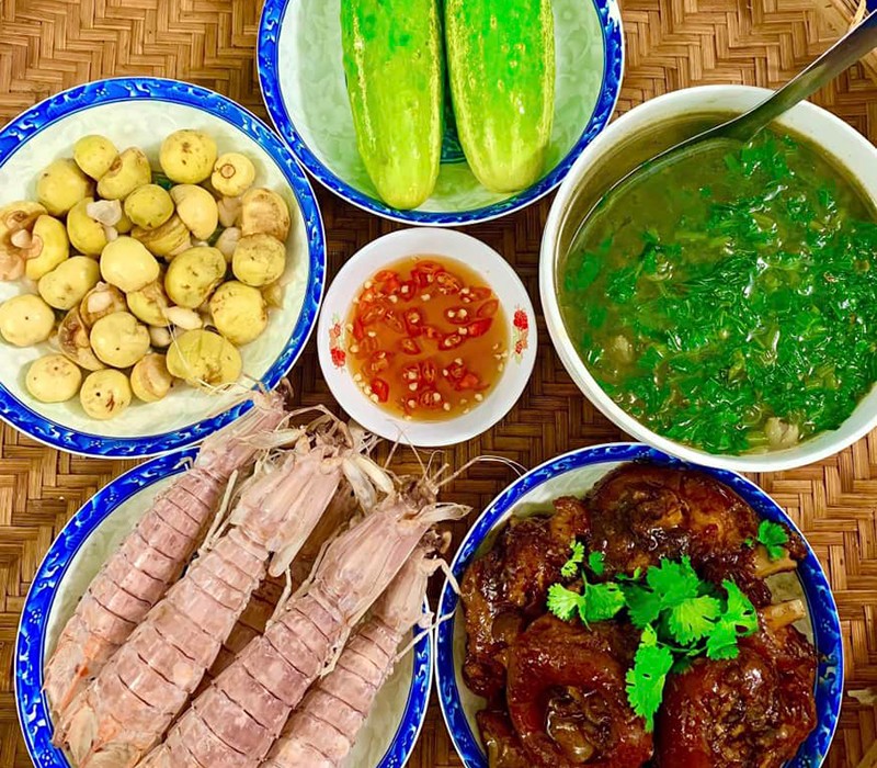 Tôm tích hấp - Chân giò hầm coca - Cà pháo xanh - Canh rau lang - Dưa leo.
