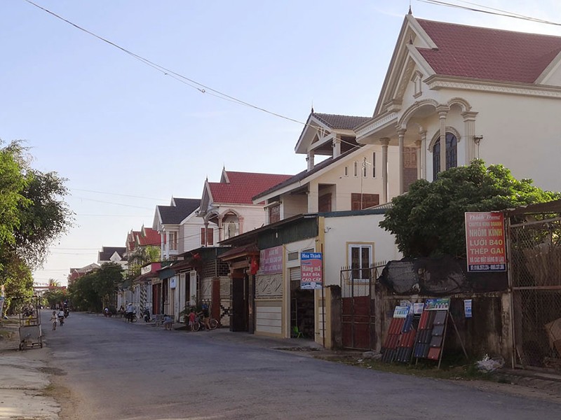 Công việc này diễn ra theo một vòng quay nhộn nhịp. Xe ô tô vận tải ngày đêm vào ra chở hàng, mang lại nguồn thu nhập không nhỏ cho người dân Diễn Tháp.
