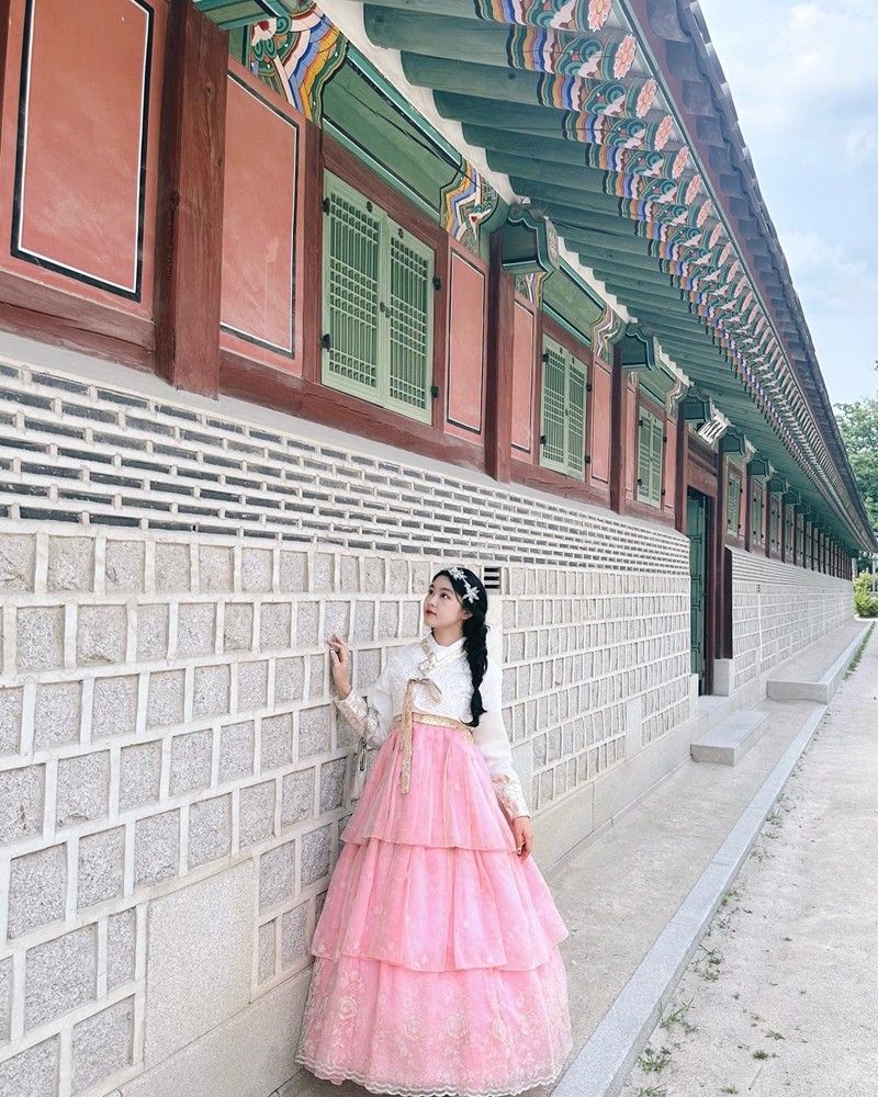 Trong bộ hanbok màu hồng trắng ngọt ngào giữa khung cảnh cung điện xưa, Lọ Lem trông như một nàng công chúa đích thực.
