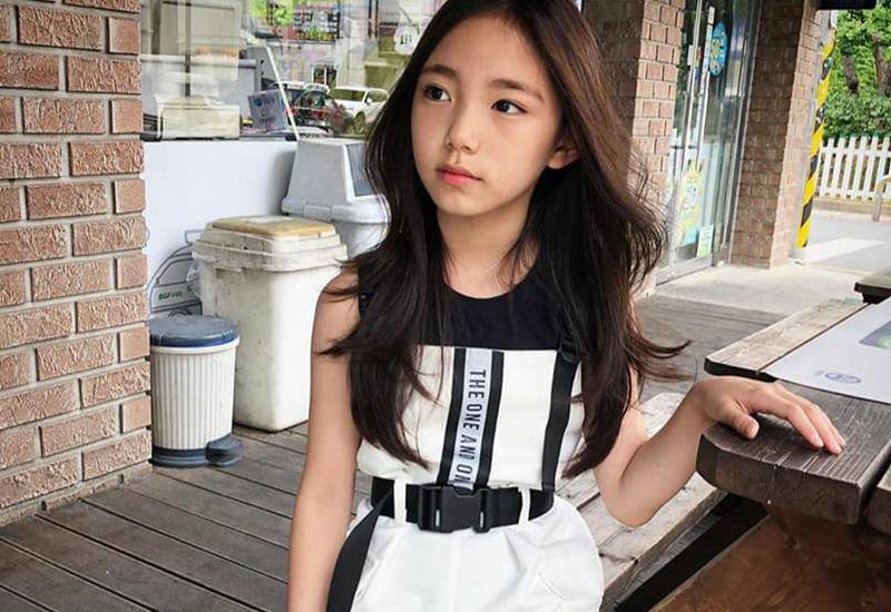 Tuy nhiên song song với sự nổi tiếng, nhiều tin đồn đoán cũng ập đến với cô mẫu nhí đẹp nhất thế giới này. Đó là tin đồn Lee Eun Chae năm 12 tuổi gặp vấn đề về chiều cao và vóc dáng.
