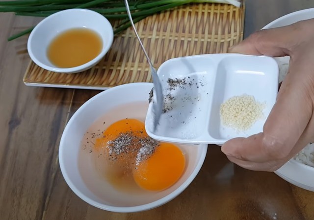 Đánh tan hỗn hợp trứng với gia vị