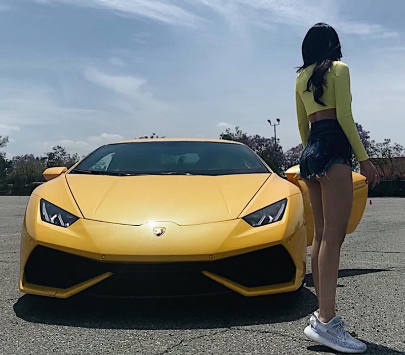 Jessie Lương cầm lái chiếc Lamborghini màu trắng được cho rằng có giá trị lên đến 20 tỉ đồng. Ngoài ra, cô còn sở hữu nhiều siêu phẩm khác. Mỹ nhân 9X thường xuyên thả dáng cùng với "dàn bò" của mình.

