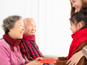 Yêu con - Ông bà chăm cháu mà phải trả lương thì còn gì là tình cảm, khác gì đi thuê người ngoài: Chuyên gia lên tiếng!