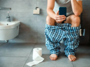 Sức khỏe - Nam giới có nên tiểu đứng? Bác sĩ liệt kê lý do phần lớn đàn ông đi tiểu sai cách, tự hại mình mà không biết