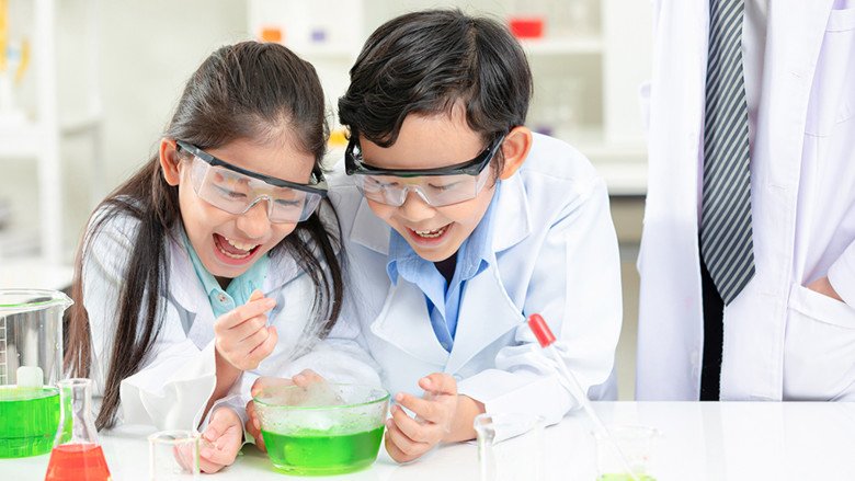 Lớp 1 là thời điểm trẻ dễ dàng tiếp thu ngôn ngữ mới, đặc biệt là tiếng Anh
