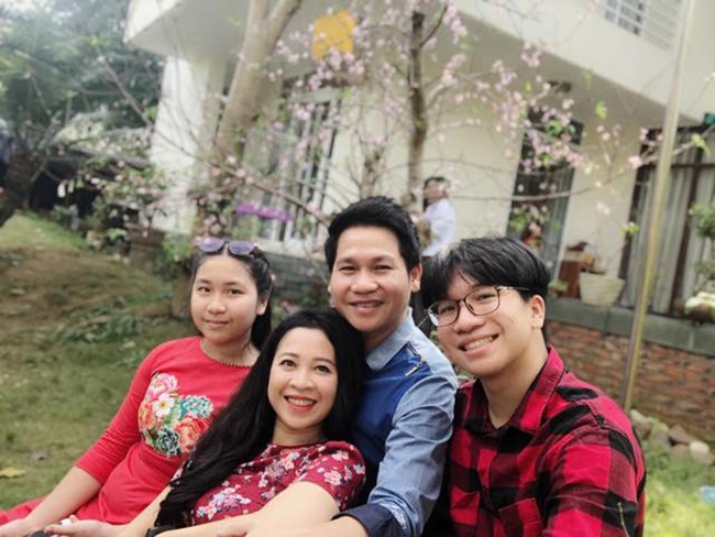  Cuộc sống viên mãn ở độ tuổi ngũ tuần của nam ca sĩ khiến nhiều người ngưỡng mộ.