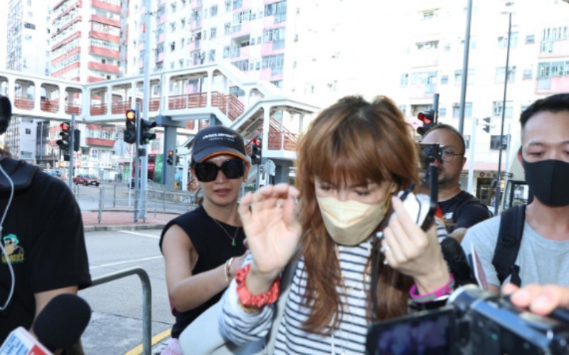 7 ngày sau cái chết của nữ diva, truyền thông Hong Kong mới chụp ảnh 2 chị ruột cô. Ngay sau khi ra khỏi xe, họ bị phóng viên vây kín.
