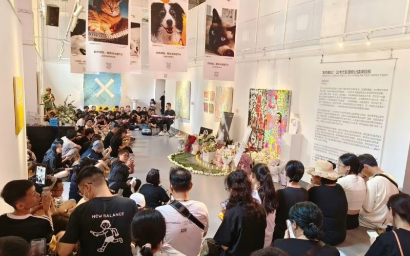 Để tưởng niệm Coco Lee, nhiều fan đã có mặt hôm 11/7 khởi xướng các hoạt động tại bệnh viện nơi cô mất.
