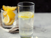 Sức khỏe - Uống nước chanh nóng buổi sáng có tốt không? Nhiều người cố uống để giải độc gan, tác dụng thật hóa ra rất khác