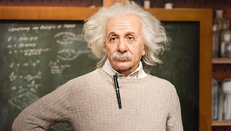 Trong cuốn sách “The Einstein Syndrome”, có thuật ngữ “hội chứng Einstein” đã được sử dụng để nói về những đứa bé thông minh nhưng chậm nói. Bản thân Einstein cũng chỉ biết nói vào năm lên 4 tuổi.
