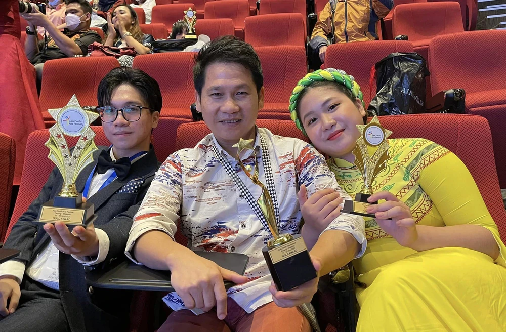 Không kém cạnh anh trai, con gái nam ca sĩ Trọng Tấn cũng tài giỏi và xinh đẹp.