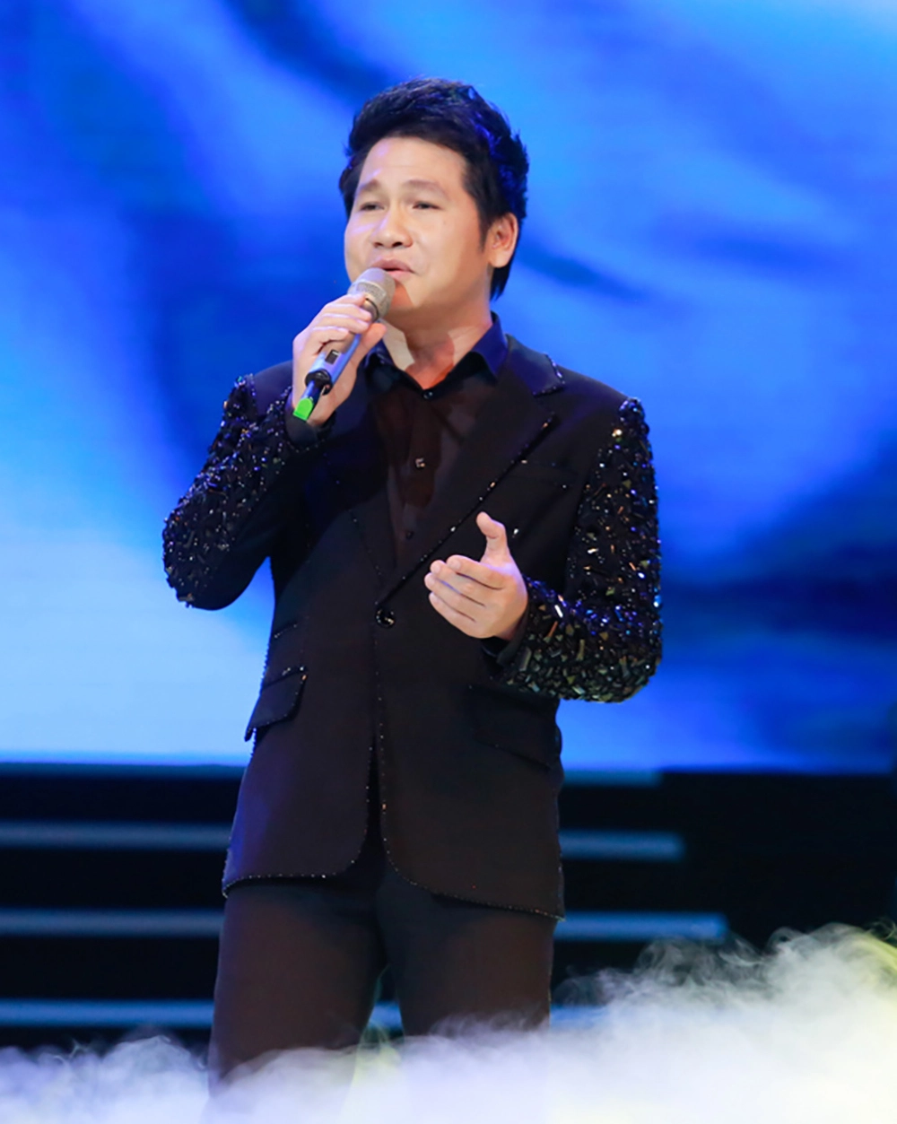  Nam ca sĩ tốt nghiệp Nhạc viện Hà Nội, vừa làm giảng viên tại trường, vừa là một ca sĩ với chất giọng đặc trưng ít ai có. 