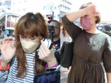 Ngôi sao 24/7: Người nhà của Coco Lee bị bao vây tại tang lễ, chị gái cả im lặng lấy tay che mặt