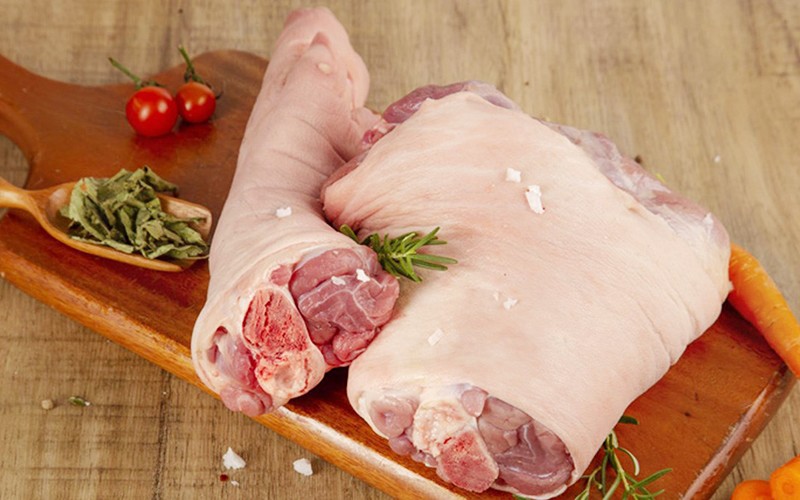 Chân giò lợn là một trong những bộ phận ngon nhất của con lợn vì thịt ngọt ngon, dai giòn. Không chỉ vậy chân giò còn tốt cho sức khỏe.

