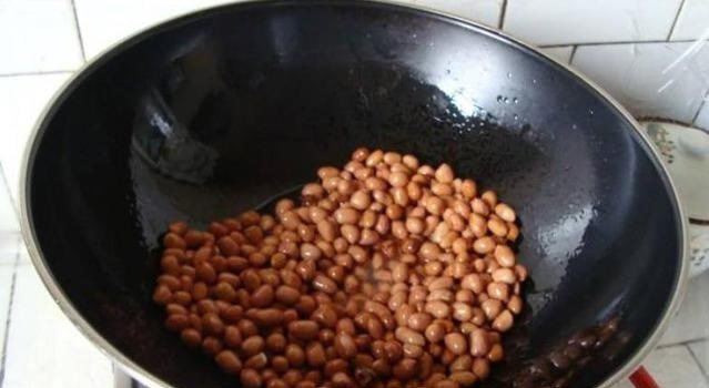 Làm lạc rang muối đừng cho ngay vào chảo, thêm 1 bước và 1 nguyên liệu, để lâu vẫn giòn - 4