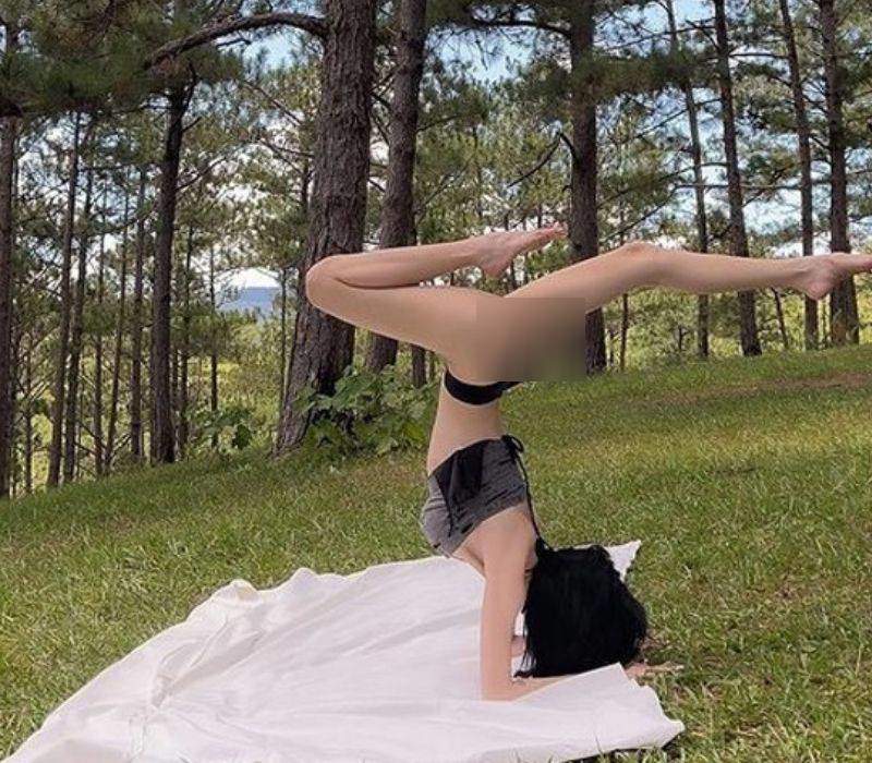 Gần đây, cô nàng Kim Kha Đặng - người mẫu ảnh nổi tiếng ở Sài thành cũng “gây sốt” cõi mạng với hình ảnh mặc trang phục "nhạy cảm" tập yoga giữa đồi thông Đà Lạt.
