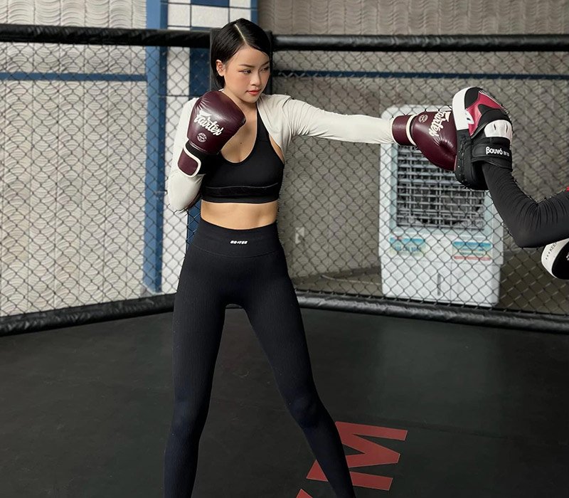 Đào Thị Hiền là một boxing girl chính hiệu, cô tung những cú đấm thuyết phục cùng một thân hình săn chắc và không chút mỡ thừa. Chiếc eo nhỏ nhắn và nhỏ nhắn gây ấn tượng mạnh. 
