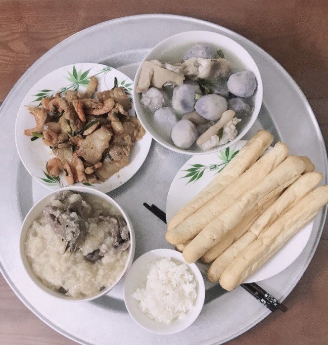 Những mâm cơm cữ anh xã nấu cho chị Mai ăn hàng ngày, đơn giản mà đầy đủ dưỡng chất. (Ảnh: NVCC)