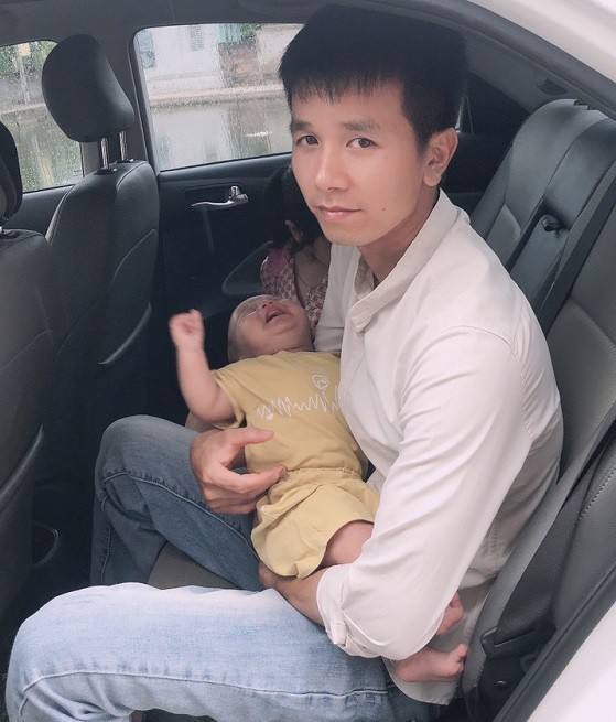 Chồng nhà người ta đi kiếm tiền vất vả về vẫn chăm vợ chăm con chu toàn chẳng hề than thở. (Ảnh: NVCC)