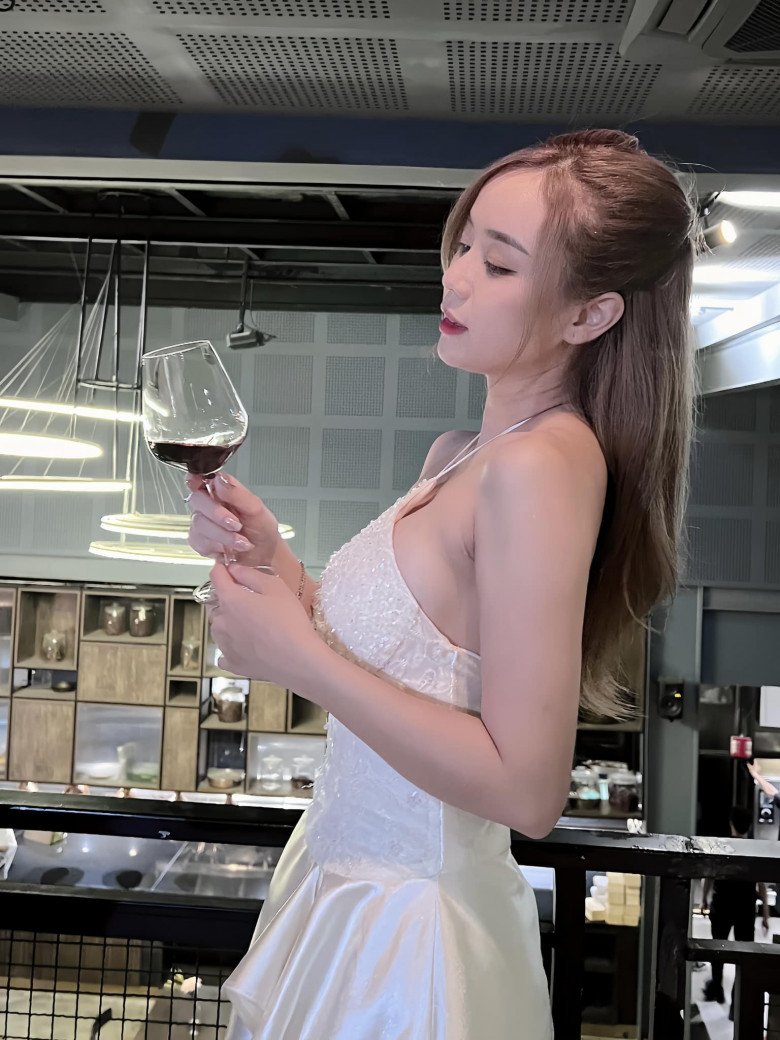 Ly hôn Hoài Lâm, vợ cũ hotgirl làm mẹ đơn thân bán bún nuôi hai con giờ giàu sang, các con vừa ngoan vừa xinh - 6