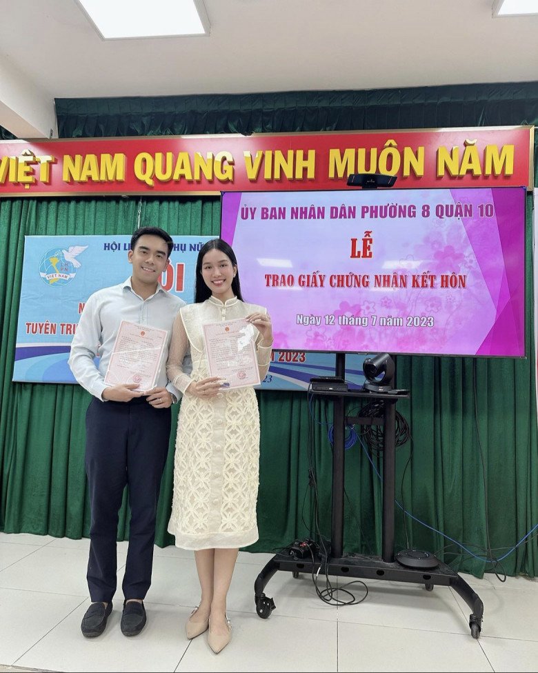 Lên phường đăng ký kết hôn cùng chồng tiến sĩ, mặc đẹp như Á hậu học giỏi nhất nhì làng sắc đẹp Việt - 1