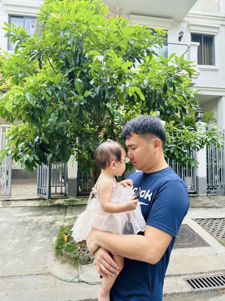 MC Vân Hugo cãi nhau rất lớn, nước mắt lã chã ra sân bay, không nỡ để con riêng lại cho chồng mới - 6
