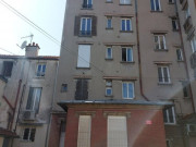 Tin tức - Đi nước ngoài 6 tháng về, thấy trong nhà xuất hiện bức tường lạ, cặp đôi choáng nặng khi đập ra