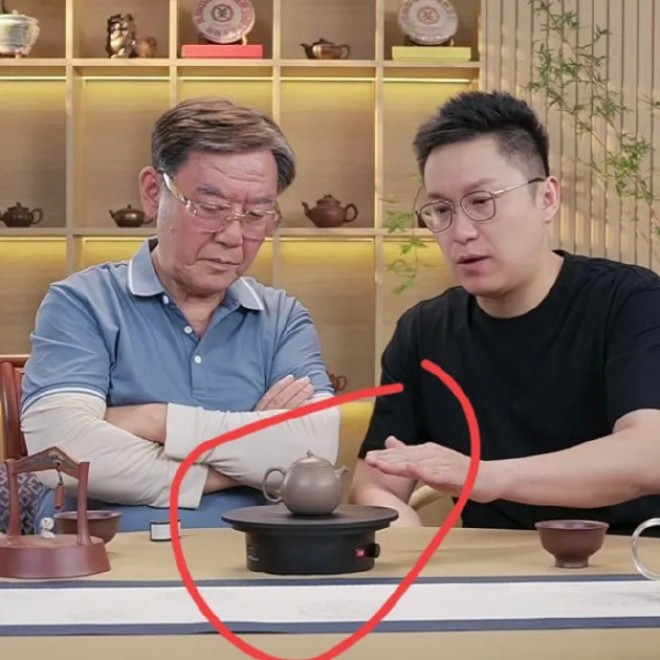 Dù bất mãn nhưng Lý Lập Quần vẫn phải làm việc theo hợp đồng đã ký.