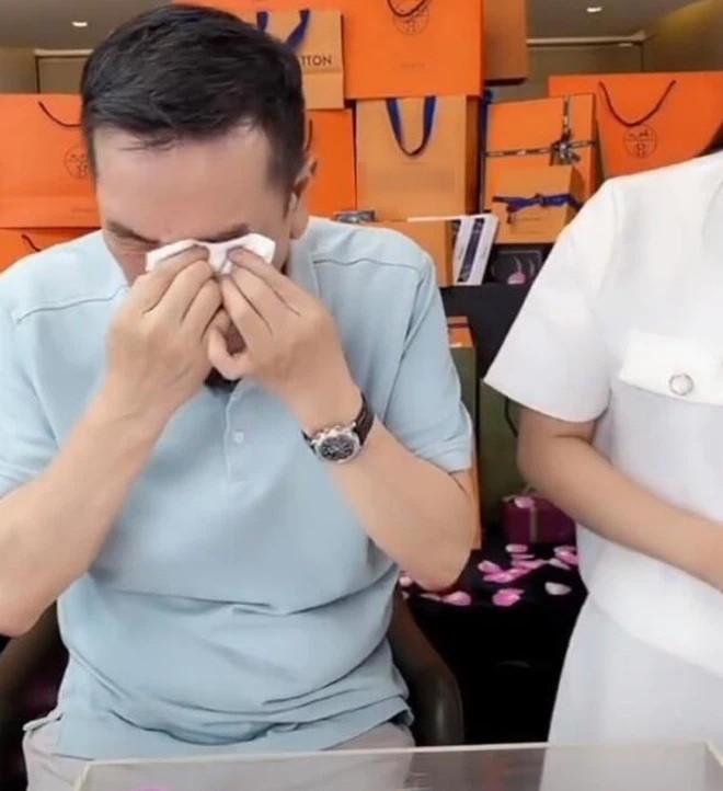 Ông bị không ít người chỉ trích, mỉa mai không chịu đóng phim đi bán hàng online kiếm tiền.