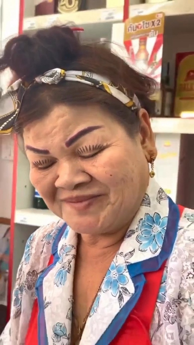 View - U70 bán tạp hóa bình dân, mí sụp da xệ vẫn mê làm đẹp, hàng triệu người vào xem cách vẽ mắt
